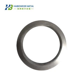 Titaanist ümmargune rõngas